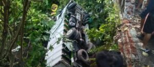 Truk bermuatan pasir terjatuh ke jurang di Budakeling, Karangasem.