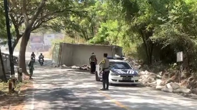 Truk semen yang terguling di Jalan Raya Tulamben ini menghindari jalan jebol di Bajera Tabanan berakhir terguling di Karangasem.