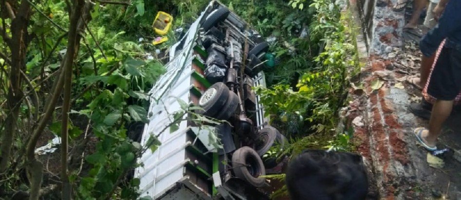 Truk bermuatan pasir terjatuh ke jurang di Budakeling, Karangasem.