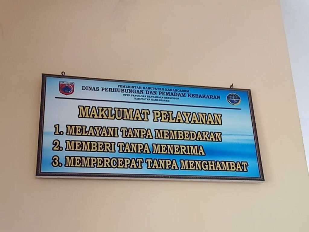 Papan maklumat pelayanan terpajang di Kantor KIR Karangasem.