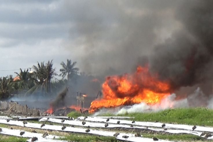 Proyek pembangunan villa di perbatasan Desa Kaba-Kaba dengan Desa Nyambu, Kecamatan Kediri, ludes terbakar.