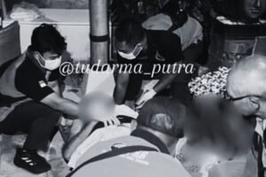 Petugas BPBD Kota Denpasar mengevakuasi korban WNA Inggris yang mengalami luka tusuk ke RS Bali Mandara, Jumat (22/8) malam.