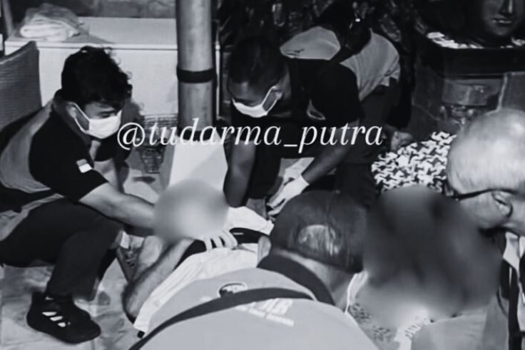 Petugas BPBD Kota Denpasar mengevakuasi korban WNA Inggris yang mengalami luka tusuk ke RS Bali Mandara, Jumat (22/8) malam.