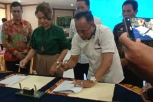 Menkumham Supratman Andi Agtas menyaksikan penandatanganan kesepakatan damai antara Mie Gacoan dan LMK SELMI di Kanwil Kemenkumham Bali.