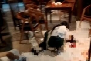 Petugas Polsek Denpasar Selatan memediasi dua kelompok WNA yang terlibat perkelahian di sebuah restoran di Sanur, Denpasar.