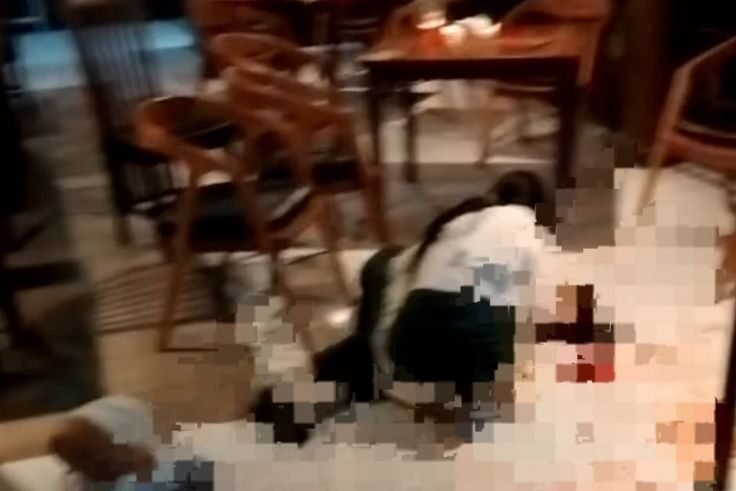 Petugas Polsek Denpasar Selatan memediasi dua kelompok WNA yang terlibat perkelahian di sebuah restoran di Sanur, Denpasar.