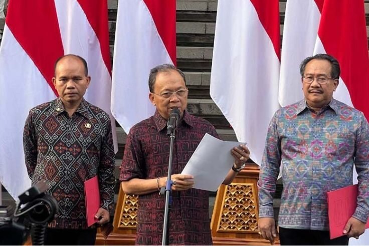 Gubernur Bali, Wayan Koster (tengah)