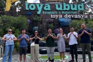 Foto bersama Pengelola Toya Ubud,