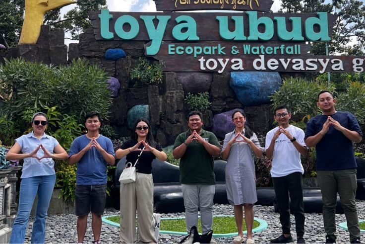 Foto bersama Pengelola Toya Ubud,