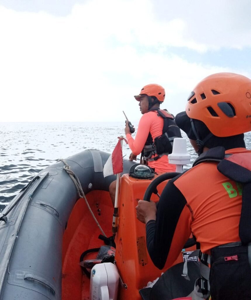 Tim mencari nelayan yang diduga hilang di Seraya Timur.