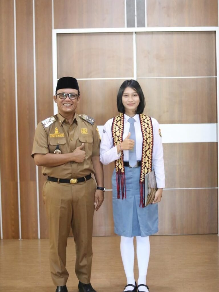 Rara (kanan) mendapatkan support dari Pemerintah Lampung Tengah menuju Paskibraka Nasional.