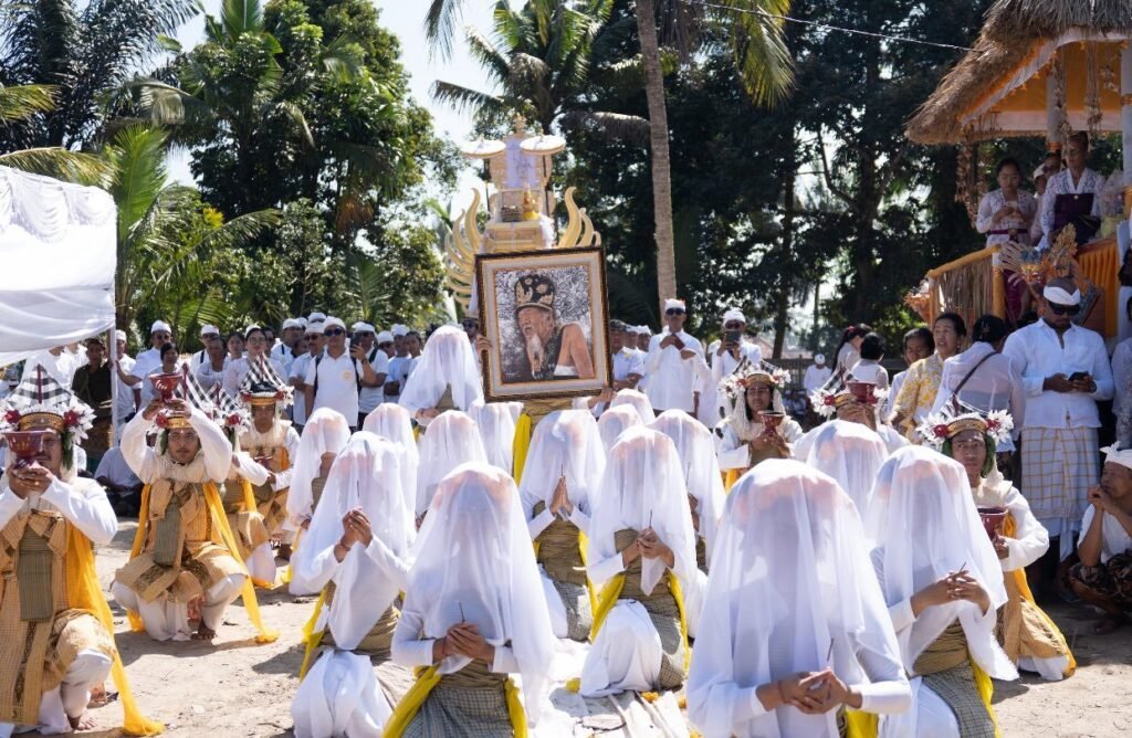 Tari Sambah iringi puncak pelebon Ida Pedanda Kediri di Selat Peken, Bangli.