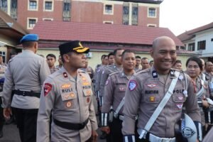Wakapolres Karangasem mengecek kerapian rambut hingga kebersihan sepatu anggota jelang kunjungan Kapolda ka Karangasem.