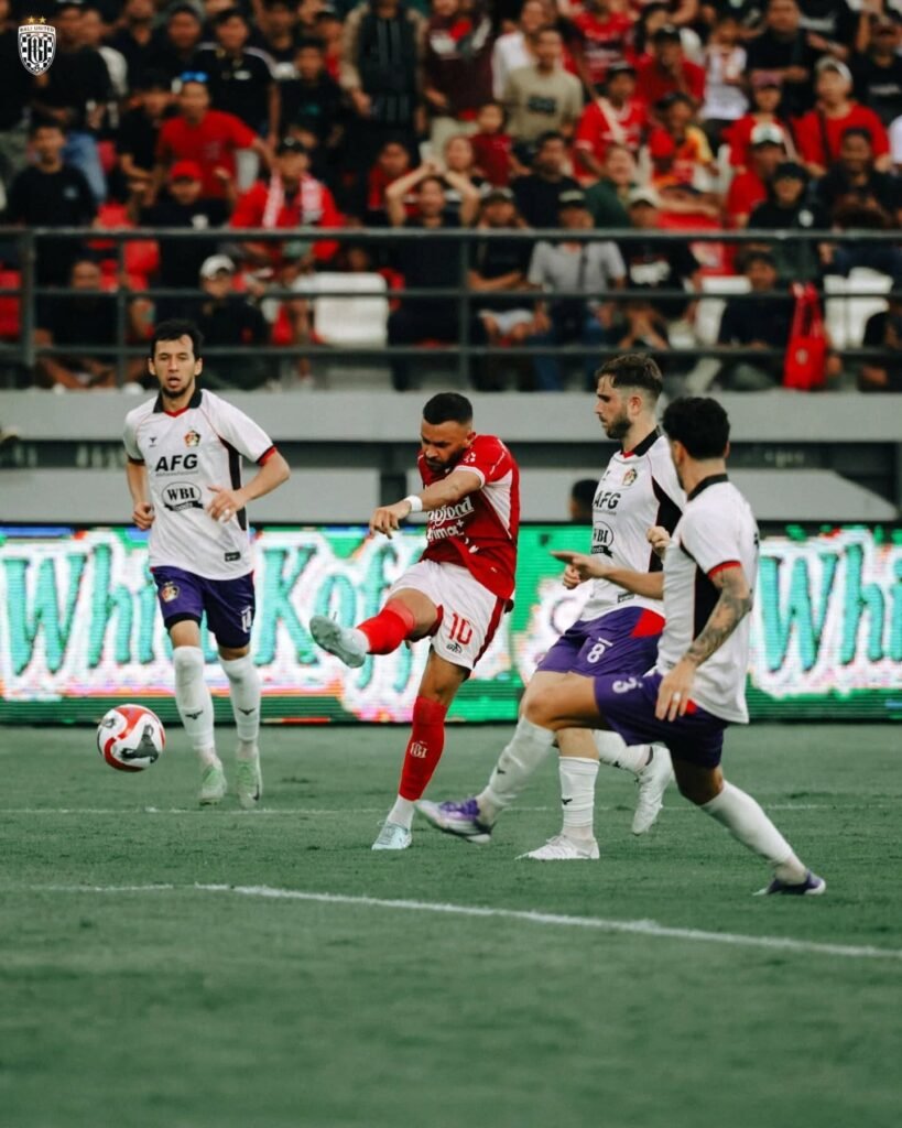 Pemain Bali United berupaya mencetak gol ke gawang Persik di Stadion Dipta, Minggu sore (10/8/2025).