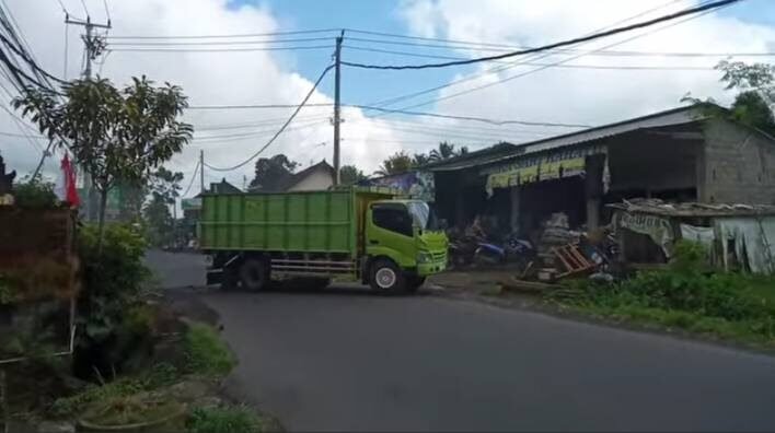 Truk hijau yang dikemudikan pelajar inisial I Putu KAP ini menabrak dua motor dengan jumlah 3 korban luka.