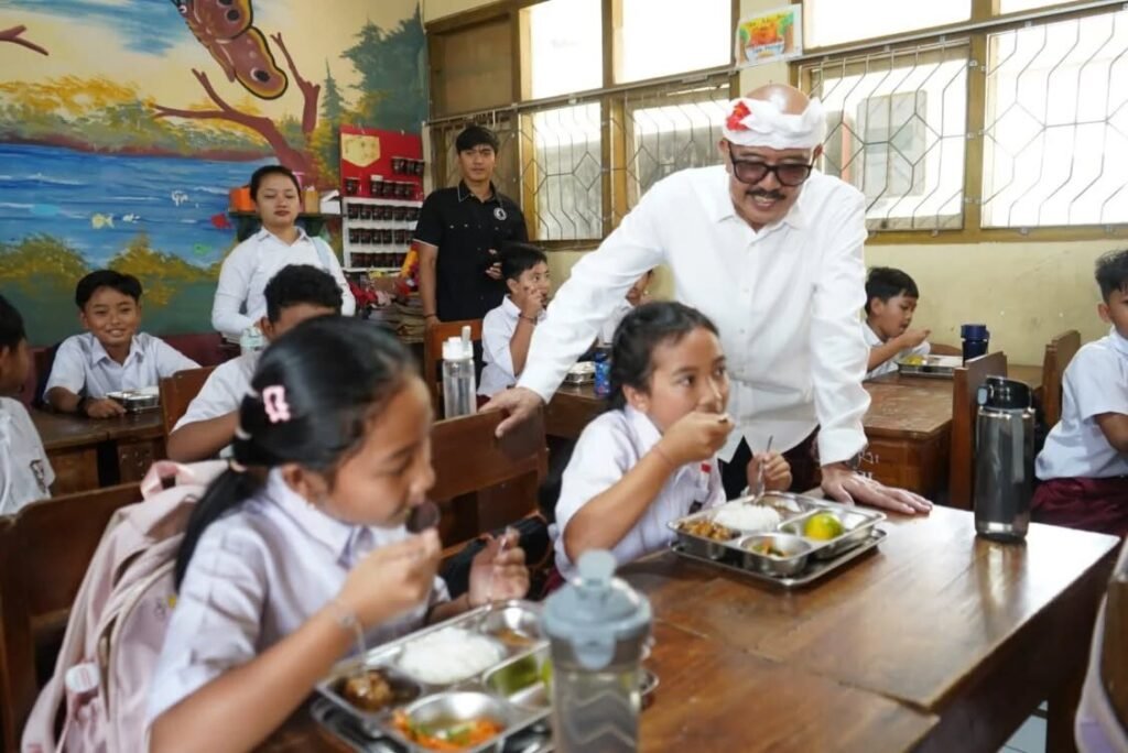 Siswa SD menyantap makan gratis dari pemerintah dengan beragam menu.