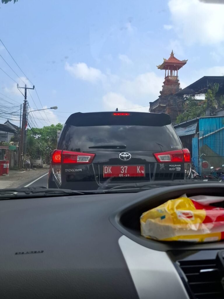 Mobil Innova plat merah ini diduga ugal-ugalan.