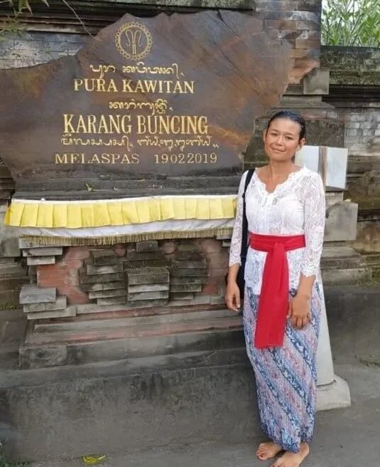 Perempuan ini berjalan kaki menuju Pura Karang Bucing Blahbatuh.