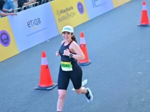 Gisel saat berlari di rute 10 K Maybank Marathon 2025.
