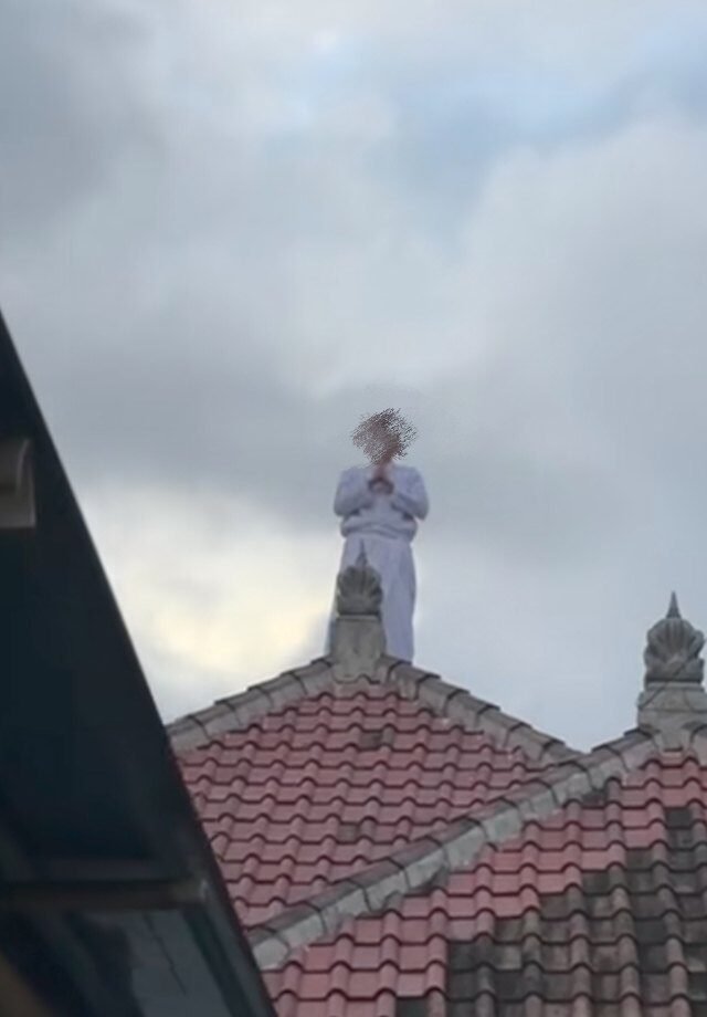 Pemuda Klungkung naik atap genteng di Karangasem.