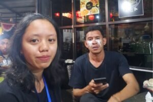 Jurnalis Detik Bali Fabiola Dianira (kiri) dan wartawan BaliTopik Rovin (kanan) usai diintimidasi saat meliput aksi demonstrasi.