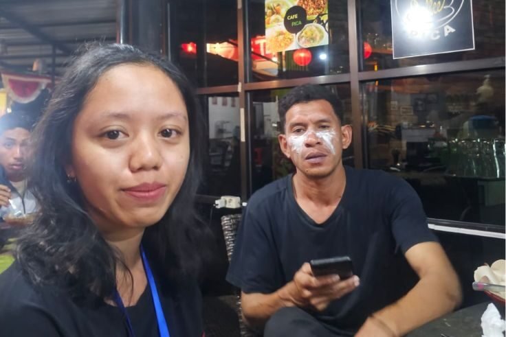 Jurnalis Detik Bali Fabiola Dianira (kiri) dan wartawan BaliTopik Rovin (kanan) usai diintimidasi saat meliput aksi demonstrasi.