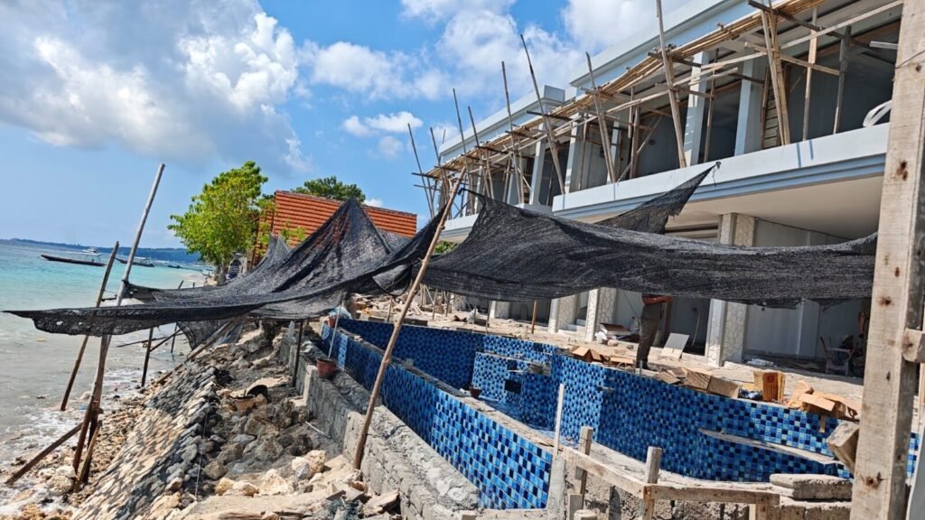 Salah satu bangunan terdampak abrasi di Nusa Penida.