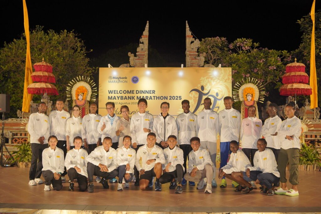 Panitia dan pelari elite internasional saat welcome dinner lari Maybank Marathon 2025.
