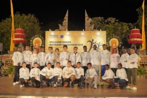 Panitia dan pelari elite internasional saat welcome dinner lari Maybank Marathon 2025.