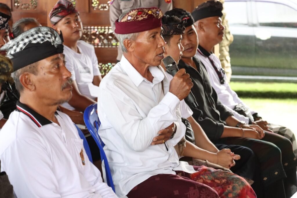 Warga Medahan, Gianyar, menyampaikan keluhan mengenai persoalan di lingkungan mereka kepada kepolisian Polres Gianyar.