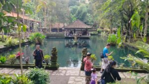 Suasana festival di Desa Sebatu bersanding dengan keindahan alam.