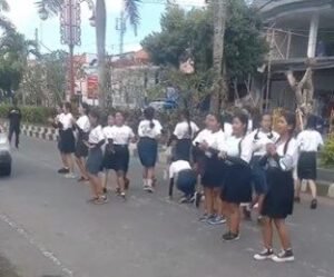 Peserta gerak jalan saat tunjukkan perform di tengah jalan Dharma Giri- jalur Gianyar-Blahbatuh.