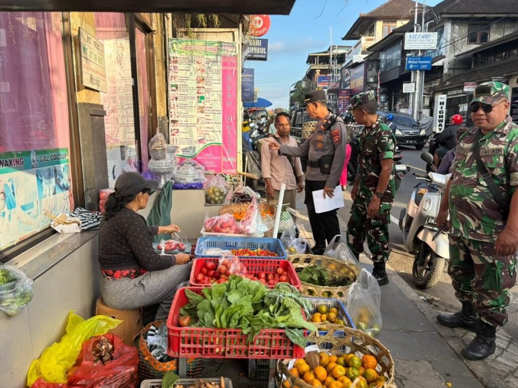 Petugas gabungan saat memberikan imbauan kepada pedagang yang berjualan di trotoar wilayah Ubud.