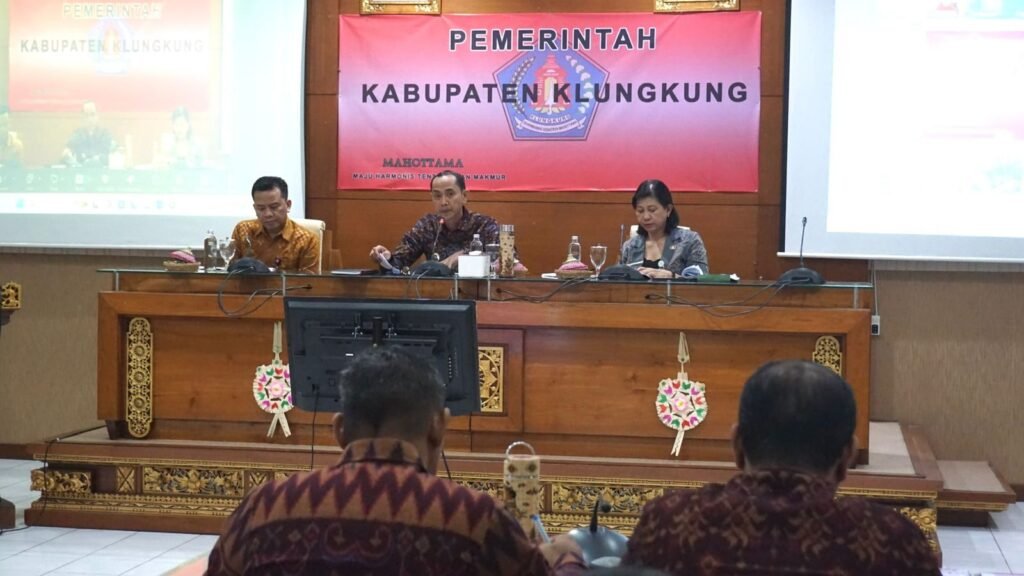 Rapat tim percepatan pertumbuhan ekonomi dipimpin Wakil Bupati Klungkung, Tjok Surya.