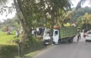 Truk ini menabrak pohon usai terlibat kecelakaan dengan motor yang dikendarai remaja perempuan.