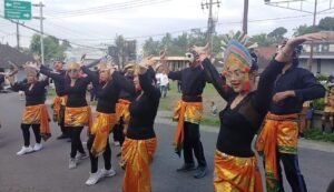Peserta gerak jalan inovatif di Kecamatan Tegalalang mengundang senyum penonton.