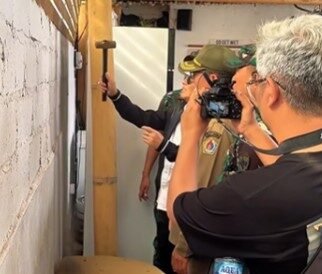 Pembongkaran bangunan di Nusa Penida dipimpin oleh Bupati Klungkung, I Made Satria.