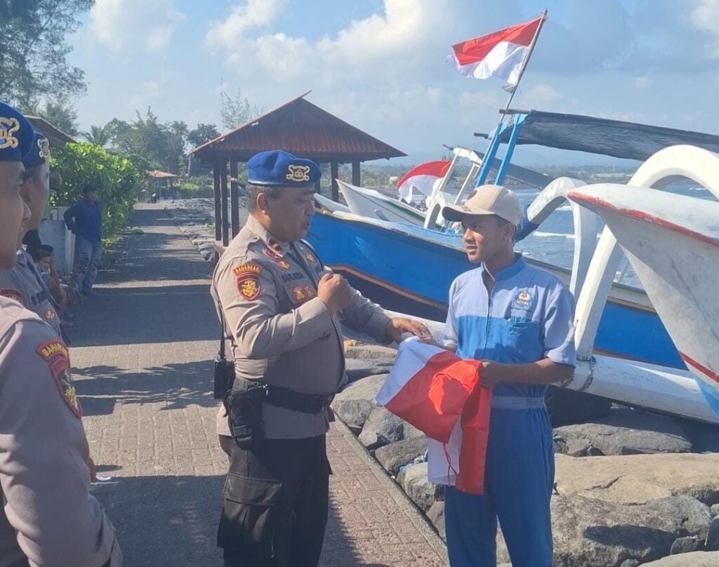 Nelayan diberikan bendera untuk dikibarkan saat melaut.