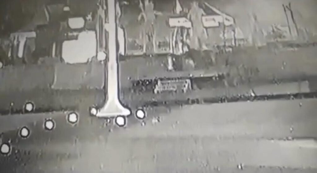 Rekaman CCTV menunjukkan aksi perusakan meja mimbar acara kemerdekaan di Alun-Alun Gianyar.