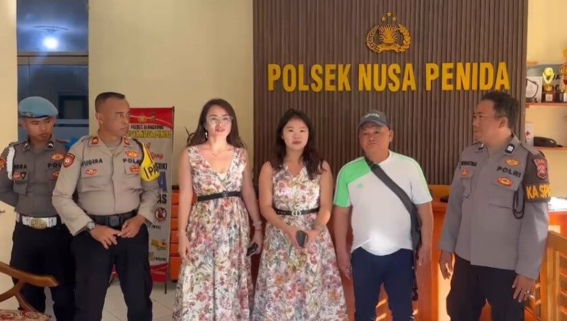 Wisatawan Cina mengucapkan terima kasih kepada polisi dan masyarakat yang menemukan ponselnya.