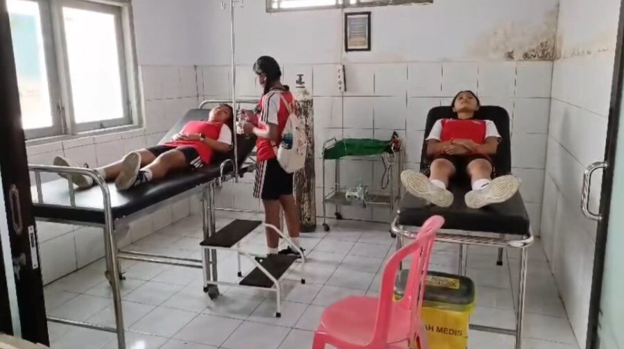 Siswa yang keracunan makanan dirawat untuk penyembuhan.