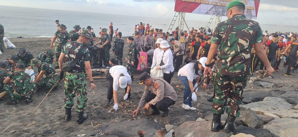 Ribuan peserta gabungan instansi bersihkan pantai Lembeng.