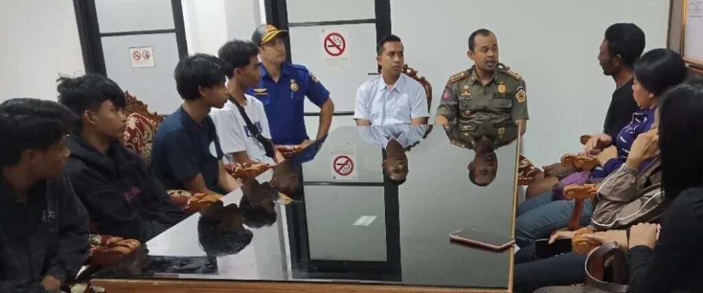 Plt Kepala Satpol PP Gianyar melakukan mediasi kasus remaja yang melempar meja mimbar di Alun-Alun Gianyar.