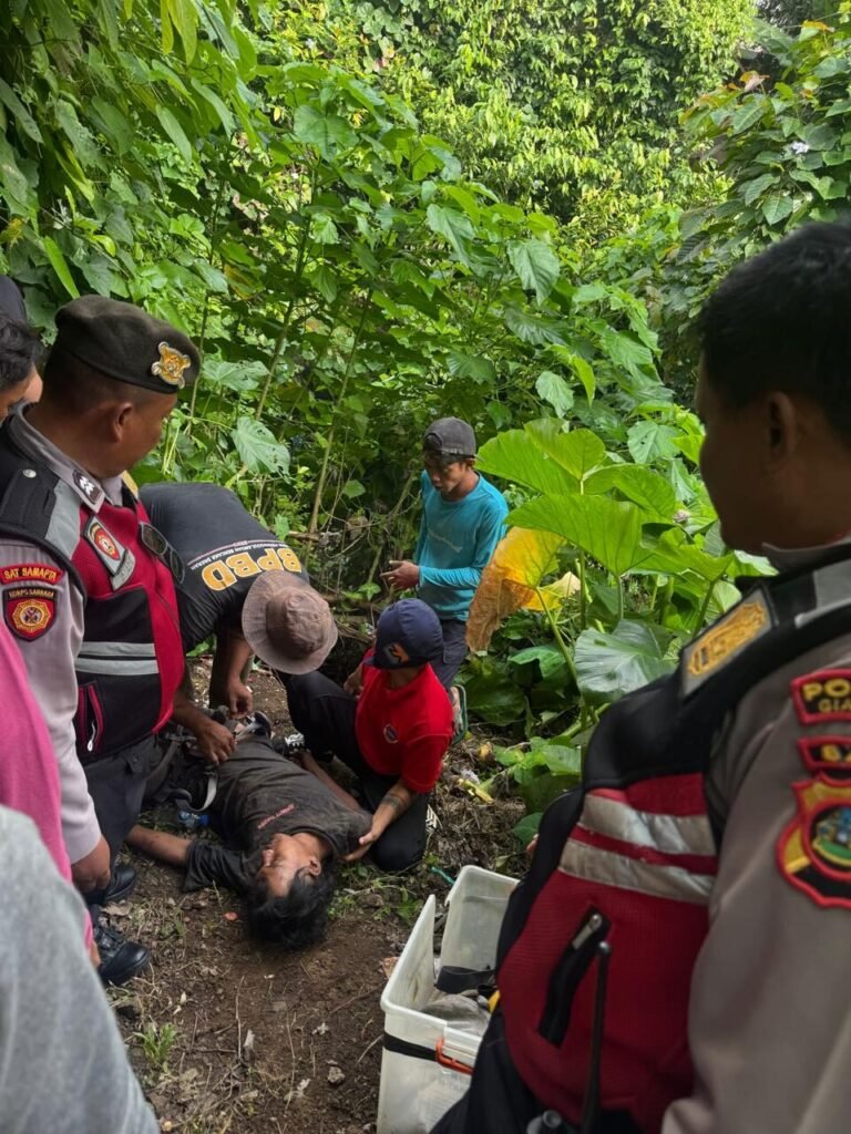 Buruh asal Klaten jatuh ke jurang dan berhasil dievakuasi.