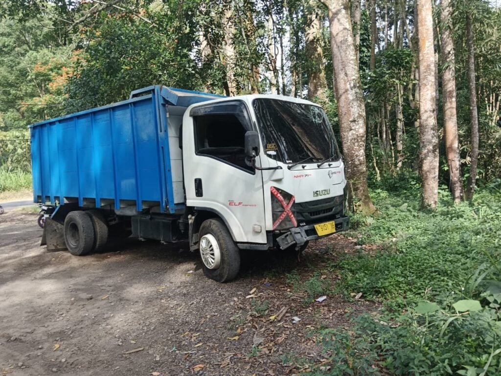 Truk nyungsep di Karangasem berhasil ditarik naik.