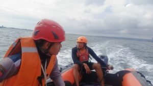 Tim SAR gabungan melakukan penyisiran di sekitar Pantai Berawa, Badung, untuk mencari pengunjung asal NTT yang hilang terseret arus.