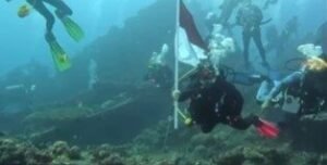 Pengibaran di bawah laut Tulamben.