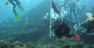 Pengibaran di bawah laut Tulamben.