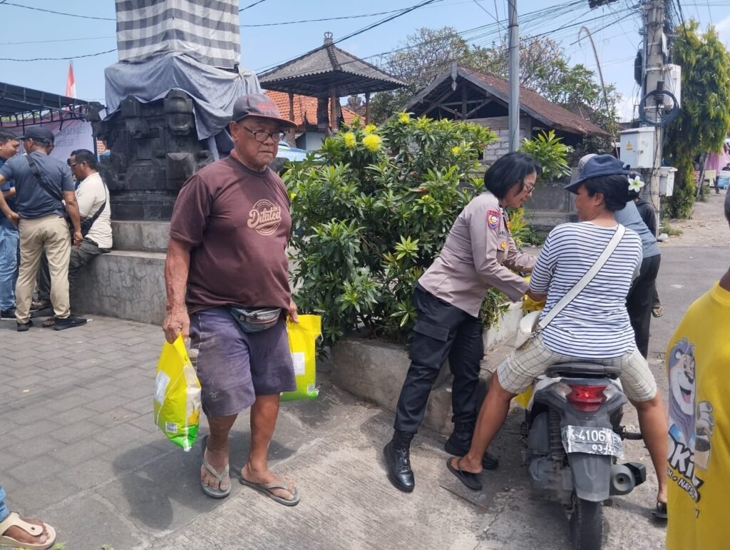 Masyarakat membeli beras yang disediakan Polsek Blahbatuh.