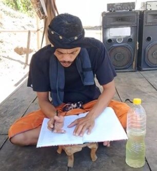 Wayan Vogo saat membacakan isi amplop dari peserta kondangan di acaranya.